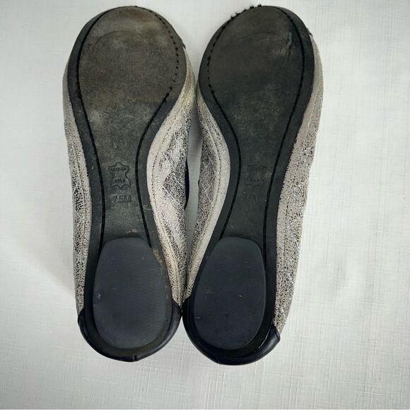 Tory Burch Size 7.5 Navy Blue and Distressed Silver Leather Flats - Picture 10 of 13